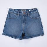 กางเกงขาสั้นผู้หญิง คอลเลคชั่น WRANGLER KEEPS YOU COOL SHORTS FIT สียีนส์อ่อน